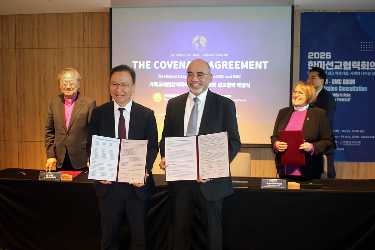 From left, Bishop Chungsuk Kim, president bishop of the Korean Methodist Church; the Rev. Byung-bae Hwang, general secretary of its General Board of Missions; Roland Fernandes, top executive of United Methodist Board of Global Ministries; and Bishop Rosemarie Wenner, an ecumenical officer of the United Methodist Council of Bishops, mark the signing of a mission cooperation covenant Oct. 14 in Sokcho, South Korea. The agreement commits the churches’ mission agencies to annual consultations and deeper cooperation. Photo by the Rev. Thomas E. Kim, UM News.