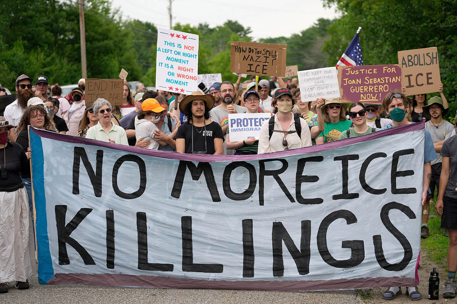 Manifestantes se congregan cerca de una instalación del Servicio de Inmigración y Control de Aduanas de Estados Unidos (ICE, por sus siglas en inglés), en Scarborough, Maine, un día después del tiroteo en el que murió Johan Sebastián Durán Guerrero. Martes 14 de julio de 2026. Foto: Robert F. Bukaty, AP.