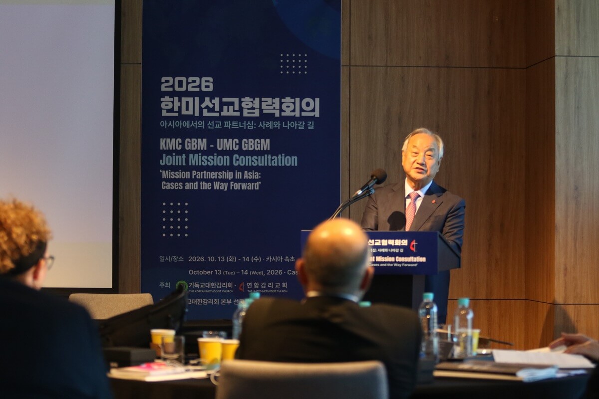 정희수 감독이 한국 속초에서 열린 2026년 기독교대한감리회–연합감리교회 선교협의회 마지막 날인 10월 14일 행사에 대한 총평인 “사랑에 뿌리내린 소망이 넘치는 교회”라는 제목으로 발표를 하고 있다. 사진, 김응선 목사, 연합감리교뉴스. 
